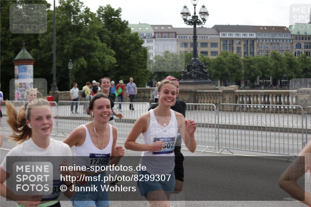 29.06.2025 - hella hamburg halbmarathon Jannik Wohlers http://msf.ph/oto/8299307 29.06.2025 10:37:02 Lombardsbrücke 1022, 1276, 1337, 1819, 2016, 2486, 2640, 3633, 4097, 5146, 5171, 5186, 5560, 5790, 5940, 6821, 6955, 7085, 7124, 7235, 7544, 7777, 7823, 8811, 8843, 9524, 10476, 10762, 10798, 10919, 11183, 11801, 11888, 11980, 12123, 12762, 12935, 13077, 13783, 14130, 14282, 14343, 14657, 15084, 16032, 16303, 16582, 16706, 16831, 16837, 17305, 17307, 17355, 17965, 18710, 18903 meine-sportfotos.de