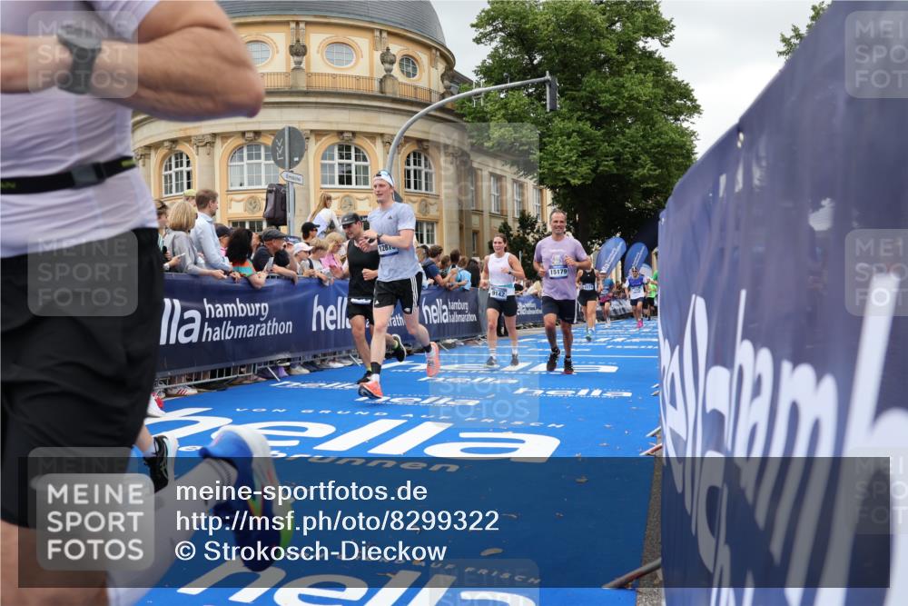 29.06.2025 - hella hamburg halbmarathon Strokosch-Dieckow http://msf.ph/oto/8299322 29.06.2025 10:53:16 Ziel 1683, 1727, 2074, 2111, 2354, 4065, 6942, 7312, 7383, 8273, 8361, 8651, 9142, 11844, 12490, 12875, 15179, 15681, 15838, 16929, 16986, 18134, 18901 meine-sportfotos.de