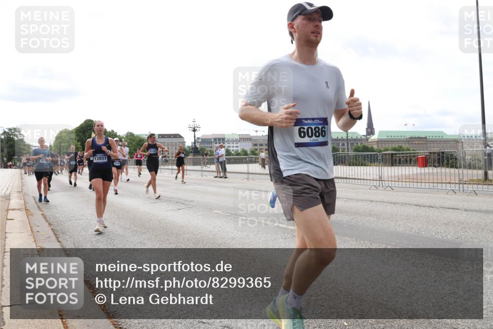 29.06.2025 - hella hamburg halbmarathon Lena Gebhardt http://msf.ph/oto/8299365 29.06.2025 10:21:44 Lombardsbrücke 1837, 13937, 6086, 1072, 1158, 1191, 1250, 1294, 1401, 1668, 1958, 2172, 2271, 2315, 2353, 2529, 2635, 2815, 3122, 3606, 3770, 3817, 3825, 3826, 3995, 4046, 4289, 4375, 4376, 4697, 4786, 5122, 5373, 5395, 5412, 5493, 5641, 5759, 5957, 6086, 6103, 6475, 6676, 6805, 6844, 7075, 7162, 7375, 7522, 7553, 7612, 7672, 7781, 8095, 8286, 8715, 8844, 8896, 8959, 9002, 9062, 9100, 9369, 9483, 9499, 9532, 9624, 10374, 10874 meine-sportfotos.de