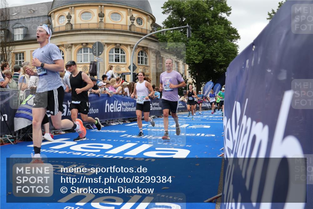 29.06.2025 - hella hamburg halbmarathon Strokosch-Dieckow http://msf.ph/oto/8299384 29.06.2025 10:53:17 Ziel 1683, 1727, 2074, 2354, 4065, 6198, 6942, 7312, 7383, 8273, 8361, 8651, 9142, 11844, 12490, 12875, 13997, 15179, 15681, 15838, 16929, 16986, 18134, 18901 meine-sportfotos.de