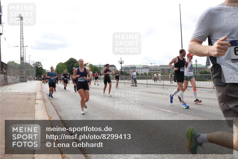 29.06.2025 - hella hamburg halbmarathon Lena Gebhardt http://msf.ph/oto/8299413 29.06.2025 10:21:44 Lombardsbrücke 13937, 575, 12041, 6, 1072, 1158, 1191, 1250, 1294, 1401, 1668, 1958, 2172, 2271, 2315, 2353, 2529, 2635, 2815, 3122, 3606, 3770, 3817, 3825, 3826, 3995, 4046, 4289, 4375, 4376, 4697, 4786, 5122, 5373, 5395, 5412, 5493, 5641, 5759, 5957, 6086, 6103, 6475, 6676, 6805, 6844, 7075, 7162, 7375, 7522, 7553, 7612, 7672, 7781, 8095, 8286, 8715, 8844, 8896, 8959, 9002, 9062, 9100, 9369, 9483, 9499, 9532, 9624, 10374, 10874 meine-sportfotos.de