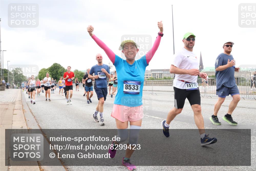 29.06.2025 - hella hamburg halbmarathon Lena Gebhardt http://msf.ph/oto/8299423 29.06.2025 10:56:19 Lombardsbrücke 11863, 16655, 10987, 8533, 15173, 1047, 1113, 1738, 1909, 2095, 2143, 2307, 2793, 2915, 3257, 3268, 3438, 3520, 3675, 3676, 3953, 3987, 4083, 4265, 4354, 4473, 4773, 4836, 5237, 5306, 5438, 5580, 5693, 5757, 5994, 6055, 6056, 6113, 6494, 6594, 6690, 6968, 7025, 7028, 7090, 7307, 7516, 7616, 7711, 8005, 8108, 8305, 8517, 8533, 8606, 8766, 9383, 9435, 9606, 9838, 9948, 9953, 10449, 10555, 10569, 10640, 10740, 10784, 10987 meine-sportfotos.de