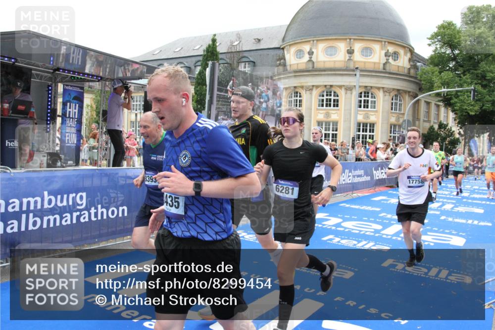 29.06.2025 - hella hamburg halbmarathon Michael Strokosch http://msf.ph/oto/8299454 29.06.2025 10:57:33 Ziel 2236, 3435, 4502, 5015, 5134, 5728, 6281, 6302, 8393, 9727, 12144, 13245, 13394, 15695, 16093, 17758, 17828 meine-sportfotos.de