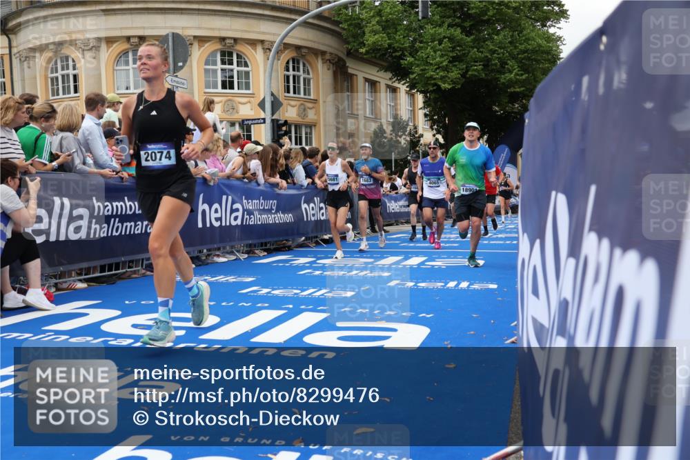 29.06.2025 - hella hamburg halbmarathon Strokosch-Dieckow http://msf.ph/oto/8299476 29.06.2025 10:53:19 Ziel 1683, 1727, 2074, 2354, 4065, 6198, 6629, 6942, 7312, 7383, 8273, 8361, 8651, 9142, 11844, 12490, 12875, 13997, 15179, 15681, 15838, 16929, 18134, 18901 meine-sportfotos.de