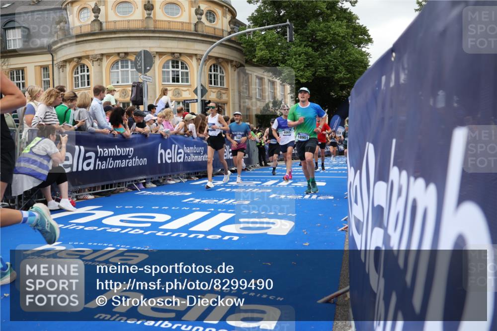 29.06.2025 - hella hamburg halbmarathon Strokosch-Dieckow http://msf.ph/oto/8299490 29.06.2025 10:53:20 Ziel 1683, 1727, 2074, 2354, 4065, 6198, 6629, 6942, 7312, 8361, 8651, 9142, 11844, 12490, 12875, 13912, 13997, 15179, 15681, 15838, 18134, 18901 meine-sportfotos.de