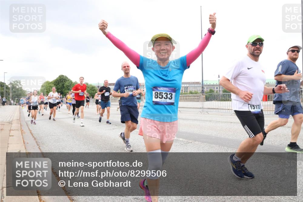 29.06.2025 - hella hamburg halbmarathon Lena Gebhardt http://msf.ph/oto/8299506 29.06.2025 10:56:19 Lombardsbrücke 11863, 11862, 1098, 8533, 15173, 1047, 1113, 1738, 1909, 2095, 2143, 2307, 2793, 2915, 3257, 3268, 3438, 3520, 3675, 3676, 3953, 3987, 4083, 4265, 4354, 4473, 4773, 4836, 5237, 5306, 5438, 5580, 5693, 5757, 5994, 6055, 6056, 6113, 6494, 6594, 6690, 6968, 7025, 7028, 7090, 7307, 7516, 7616, 7711, 8005, 8108, 8305, 8517, 8533, 8606, 8766, 9383, 9435, 9606, 9838, 9948, 9953, 10449, 10555, 10569, 10640, 10740, 10784, 10987 meine-sportfotos.de