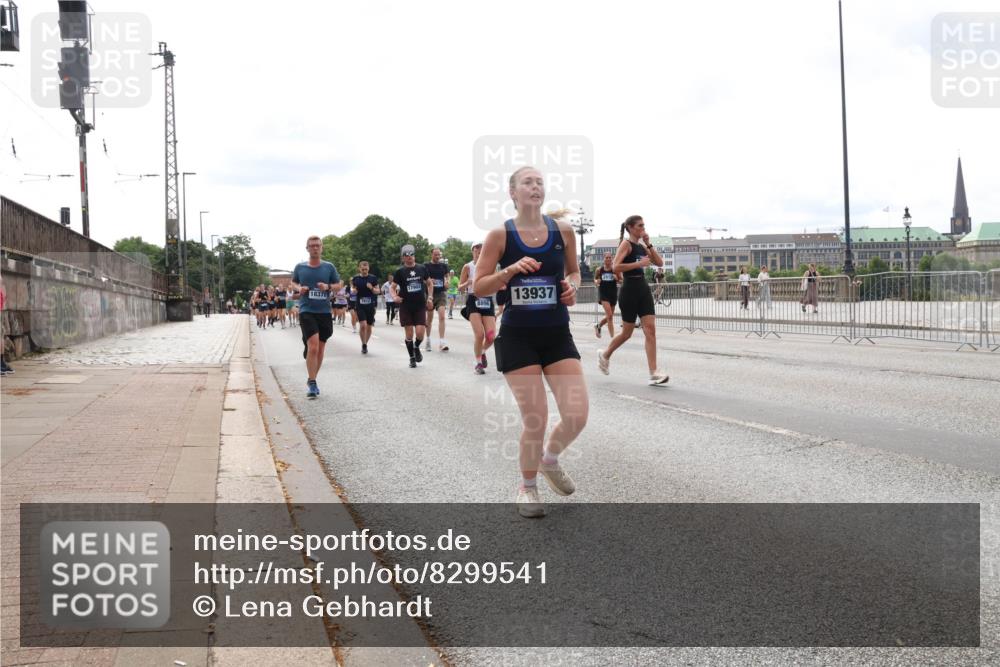 29.06.2025 - hella hamburg halbmarathon Lena Gebhardt http://msf.ph/oto/8299541 29.06.2025 10:21:45 Lombardsbrücke 18378, 17903, 8896, 13937, 1072, 1158, 1191, 1250, 1294, 1401, 1668, 1958, 1963, 2172, 2271, 2315, 2353, 2529, 2635, 2744, 2815, 3122, 3606, 3770, 3817, 3825, 3826, 3995, 4046, 4289, 4375, 4376, 4697, 4786, 5122, 5373, 5395, 5412, 5493, 5641, 5759, 5957, 6086, 6103, 6475, 6676, 6805, 6844, 6881, 7075, 7162, 7375, 7522, 7553, 7612, 7672, 7781, 8095, 8286, 8715, 8860, 8896, 8959, 9002, 9062, 9100, 9369, 9483, 9499, 9532, 9624, 10374, 10874 meine-sportfotos.de