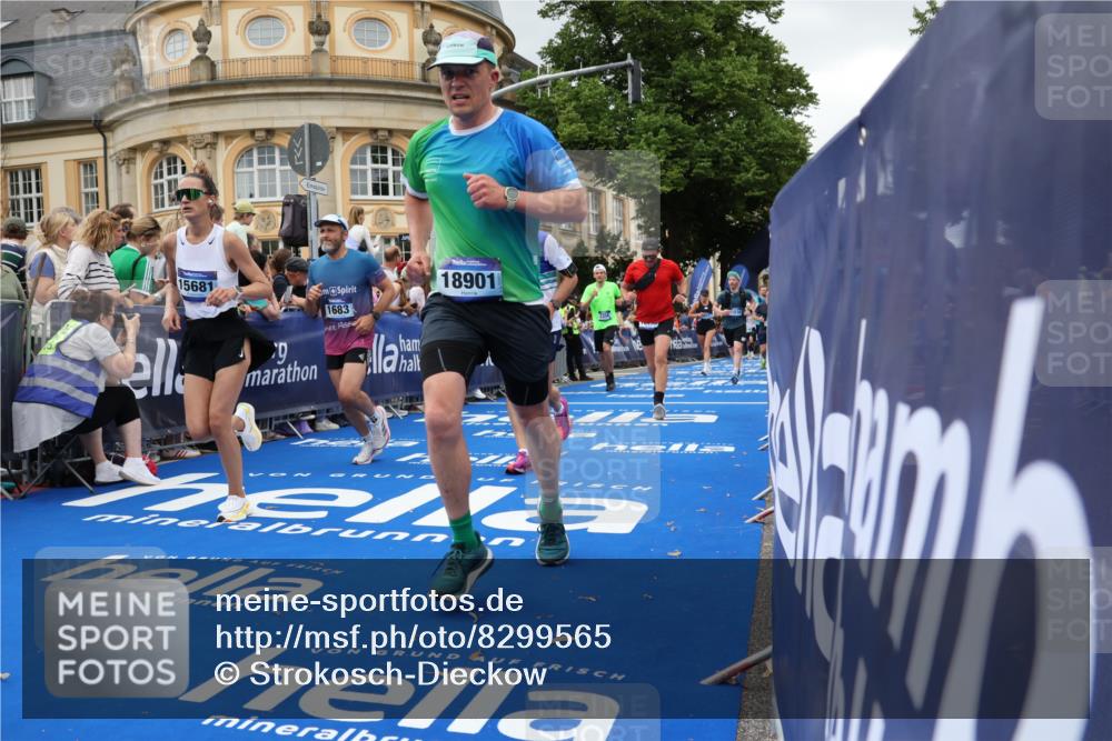 29.06.2025 - hella hamburg halbmarathon Strokosch-Dieckow http://msf.ph/oto/8299565 29.06.2025 10:53:21 Ziel 1683, 1727, 2074, 2354, 4065, 6198, 6629, 6942, 7312, 8651, 9142, 11068, 11844, 12490, 12875, 12909, 13912, 13997, 15179, 15681, 15838, 18134, 18901 meine-sportfotos.de