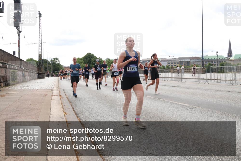 29.06.2025 - hella hamburg halbmarathon Lena Gebhardt http://msf.ph/oto/8299570 29.06.2025 10:21:45 Lombardsbrücke 17903, 6475, 18378, 7612, 8896, 13937, 2919, 1072, 1158, 1191, 1250, 1294, 1401, 1668, 1958, 1963, 2172, 2271, 2315, 2353, 2529, 2635, 2744, 2815, 3122, 3606, 3770, 3817, 3825, 3826, 3995, 4046, 4289, 4375, 4376, 4697, 4786, 5122, 5373, 5395, 5412, 5493, 5641, 5759, 5957, 6086, 6103, 6475, 6676, 6805, 6844, 6881, 7075, 7162, 7375, 7522, 7553, 7612, 7672, 7781, 8095, 8286, 8715, 8860, 8896, 8959, 9002, 9062, 9100, 9369, 9483, 9499, 9532, 9624, 10374, 10874 meine-sportfotos.de
