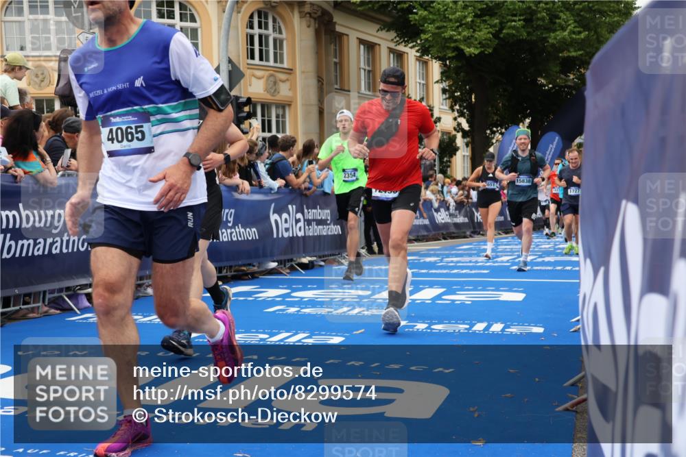 29.06.2025 - hella hamburg halbmarathon Strokosch-Dieckow http://msf.ph/oto/8299574 29.06.2025 10:53:22 Ziel 1683, 1727, 2074, 2354, 4065, 5866, 6198, 6629, 6942, 7312, 8651, 9142, 11068, 11844, 12490, 12909, 13912, 13997, 15179, 15681, 15838, 17710, 18134, 18901 meine-sportfotos.de