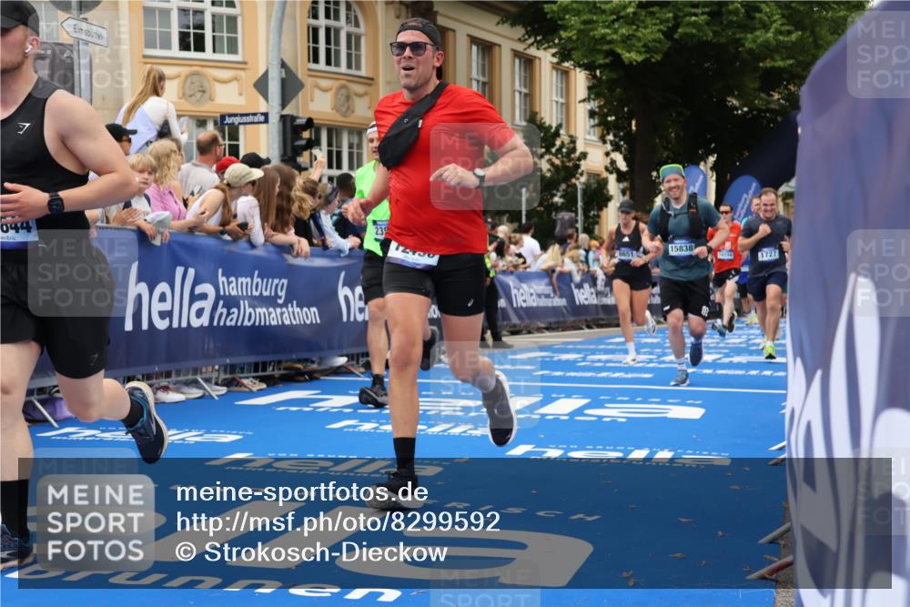 29.06.2025 - hella hamburg halbmarathon Strokosch-Dieckow http://msf.ph/oto/8299592 29.06.2025 10:53:22 Ziel 1683, 1727, 2074, 2354, 4065, 5866, 6198, 6629, 6942, 7312, 8651, 9142, 11068, 11844, 12490, 12909, 13912, 13997, 15179, 15681, 15838, 17710, 18134, 18901 meine-sportfotos.de