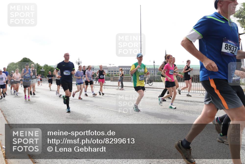 29.06.2025 - hella hamburg halbmarathon Lena Gebhardt http://msf.ph/oto/8299613 29.06.2025 10:36:59 Lombardsbrücke 500, 16309, 1952, 6190, 8945, 2552, 1558, 8937, 1022, 1118, 1253, 1339, 1488, 1490, 1597, 1948, 1952, 1954, 2031, 2072, 2104, 2124, 2272, 2480, 2552, 2588, 3127, 3165, 3428, 3714, 3873, 3895, 4084, 4347, 4618, 4733, 4762, 4996, 5224, 5538, 5640, 5786, 5789, 6156, 6172, 6359, 6584, 6804, 7202, 7707, 7773, 8007, 8257, 8258, 8315, 8499, 8758, 8936, 8937, 9054, 9055, 9295, 9500, 9694, 13265, 15077, 17156, 17807, 18152, 18488 meine-sportfotos.de