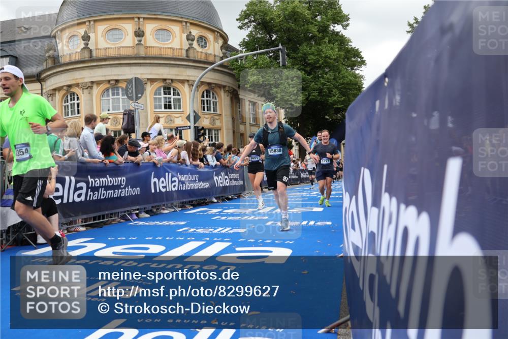 29.06.2025 - hella hamburg halbmarathon Strokosch-Dieckow http://msf.ph/oto/8299627 29.06.2025 10:53:24 Ziel 1061, 1499, 1683, 1727, 2070, 2074, 2354, 4065, 5866, 6198, 6629, 6942, 7312, 8651, 11068, 11844, 12490, 12909, 13912, 13997, 15497, 15681, 15838, 17710, 18134, 18450, 18901 meine-sportfotos.de