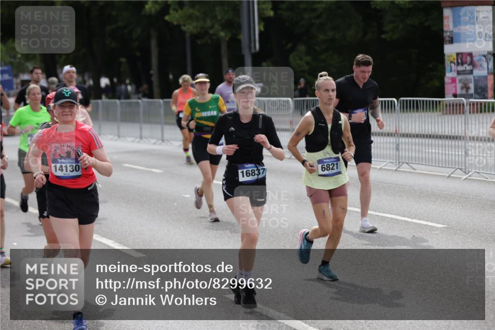 29.06.2025 - hella hamburg halbmarathon Jannik Wohlers http://msf.ph/oto/8299632 29.06.2025 10:37:05 Lombardsbrücke 1276, 1337, 1819, 2016, 2486, 2640, 3633, 4097, 5146, 5171, 5186, 5560, 5790, 5940, 6821, 6955, 7085, 7124, 7235, 7544, 7777, 7823, 8811, 8843, 9524, 10476, 10506, 10798, 10919, 11183, 11801, 11888, 11980, 12123, 12472, 12762, 12824, 12935, 13077, 14130, 14282, 14657, 15084, 16032, 16303, 16582, 16680, 16706, 16831, 16837, 17305, 17307, 17355, 17965, 18710, 18903 meine-sportfotos.de