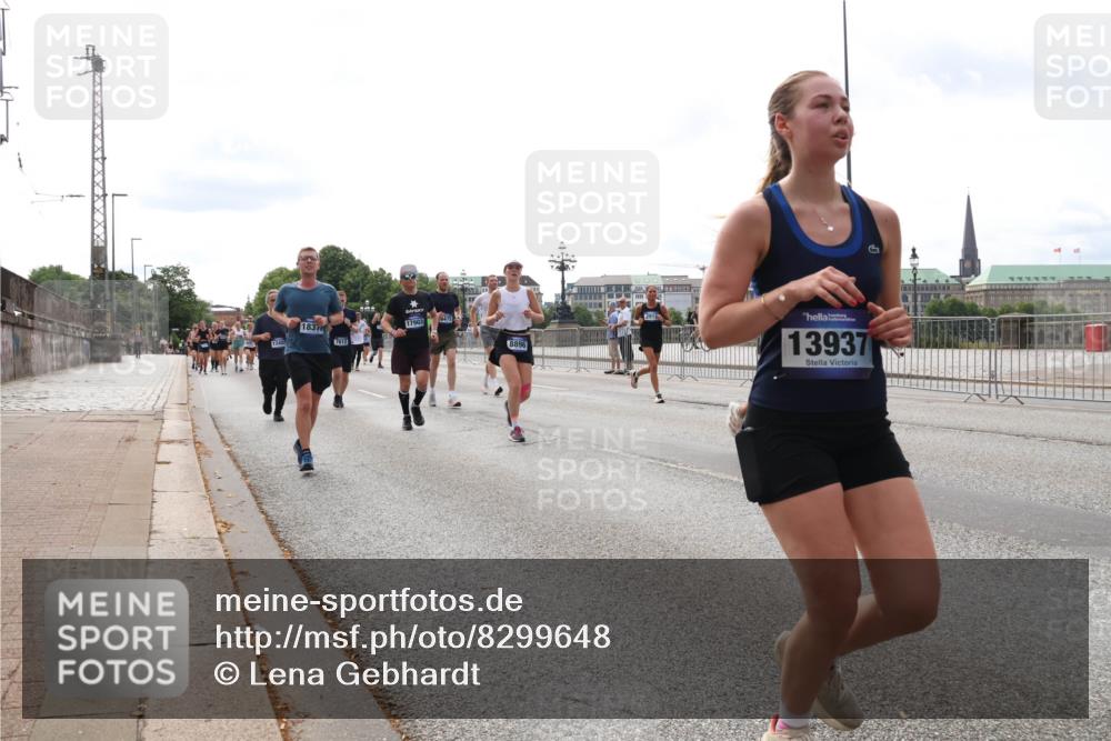 29.06.2025 - hella hamburg halbmarathon Lena Gebhardt http://msf.ph/oto/8299648 29.06.2025 10:21:45 Lombardsbrücke 12400, 1837, 7612, 6475, 17903, 8896, 8896, 13937, 1072, 1158, 1191, 1250, 1294, 1401, 1668, 1958, 1963, 2172, 2271, 2315, 2353, 2529, 2635, 2744, 2815, 3122, 3606, 3770, 3817, 3825, 3826, 3995, 4046, 4289, 4375, 4376, 4697, 4786, 5122, 5373, 5395, 5412, 5493, 5641, 5759, 5957, 6086, 6103, 6475, 6676, 6805, 6844, 6881, 7075, 7162, 7375, 7522, 7553, 7612, 7672, 7781, 8095, 8286, 8715, 8860, 8896, 8959, 9002, 9062, 9100, 9369, 9483, 9499, 9532, 9624, 10374, 10874 meine-sportfotos.de
