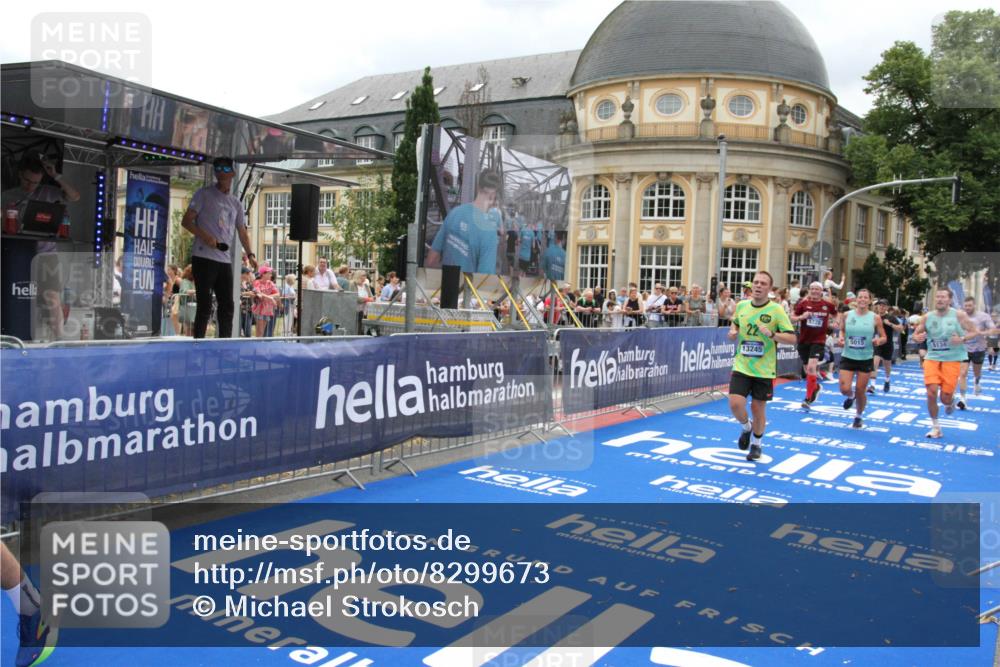 29.06.2025 - hella hamburg halbmarathon Michael Strokosch http://msf.ph/oto/8299673 29.06.2025 10:57:35 Ziel 1239, 2236, 2652, 3435, 4502, 5015, 5134, 5457, 5458, 5728, 6281, 6302, 8393, 12144, 13245, 14571, 15695, 16093, 17758 meine-sportfotos.de