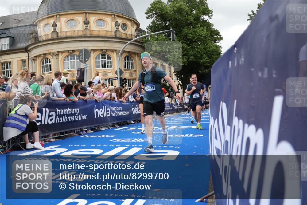 29.06.2025 - hella hamburg halbmarathon Strokosch-Dieckow http://msf.ph/oto/8299700 29.06.2025 10:53:24 Ziel 1061, 1499, 1683, 1727, 2070, 2074, 2354, 4065, 5866, 6198, 6629, 6942, 7312, 8651, 11068, 11844, 12490, 12909, 13912, 13997, 15497, 15681, 15838, 17710, 18134, 18450, 18901 meine-sportfotos.de