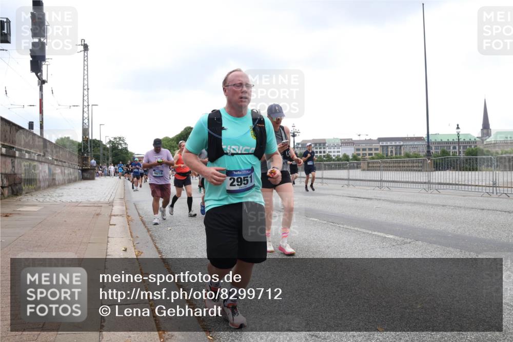 29.06.2025 - hella hamburg halbmarathon Lena Gebhardt http://msf.ph/oto/8299712 29.06.2025 10:46:52 Lombardsbrücke 1073, 1185, 1286, 1363, 1371, 1375, 1593, 1607, 1608, 1720, 1837, 1961, 1999, 2162, 2211, 2320, 2327, 2555, 2556, 2665, 2697, 2981, 3277, 3406, 3407, 3469, 3734, 3823, 4202, 4239, 4296, 4342, 4355, 4448, 4483, 4604, 5111, 5114, 5700, 5796, 5953, 6124, 6161, 6485, 6496, 6740, 7073, 7303, 7412, 7767, 7827, 8477, 8486, 8551, 8553, 8684, 8706, 8967, 9691, 10230, 13969, 14261, 15852, 16882, 16987 meine-sportfotos.de