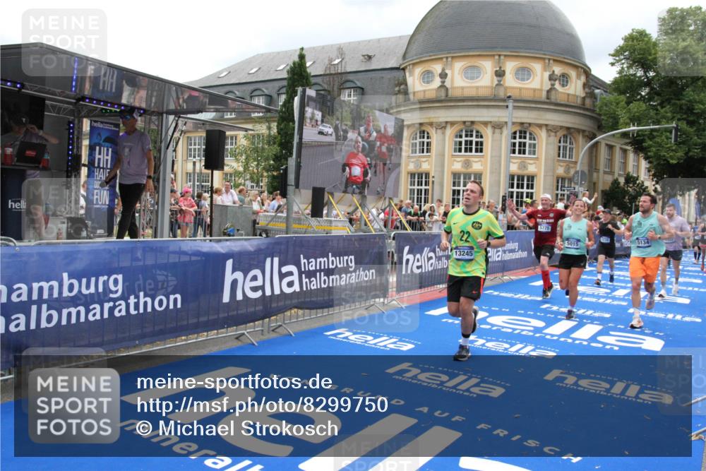 29.06.2025 - hella hamburg halbmarathon Michael Strokosch http://msf.ph/oto/8299750 29.06.2025 10:57:36 Ziel 1239, 2236, 2652, 3435, 4502, 5015, 5134, 5457, 5458, 5728, 8393, 12144, 13245, 14571, 14951, 16093, 17758, 17769 meine-sportfotos.de
