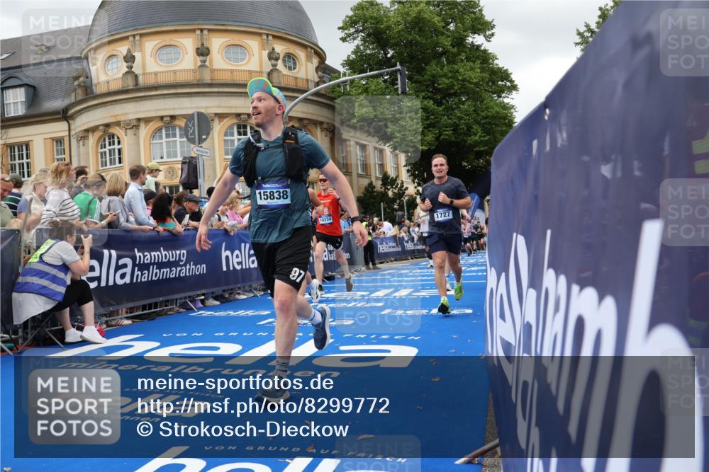 29.06.2025 - hella hamburg halbmarathon Strokosch-Dieckow http://msf.ph/oto/8299772 29.06.2025 10:53:25 Ziel 1061, 1098, 1499, 1683, 1727, 2070, 2354, 4065, 5866, 6198, 6629, 6942, 8651, 11068, 11844, 12490, 12909, 13912, 13997, 15113, 15497, 15681, 15838, 17710, 18134, 18450, 18612, 18901 meine-sportfotos.de