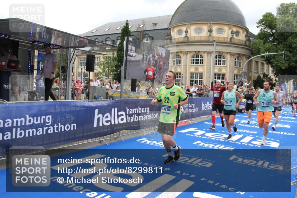 29.06.2025 - hella hamburg halbmarathon Michael Strokosch http://msf.ph/oto/8299811 29.06.2025 10:57:36 Ziel 1239, 2236, 2652, 3435, 4502, 5015, 5134, 5457, 5458, 5728, 8393, 12144, 13245, 14571, 14951, 16093, 17758, 17769 meine-sportfotos.de