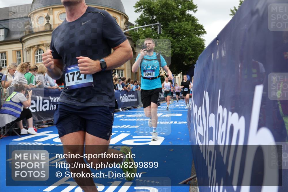 29.06.2025 - hella hamburg halbmarathon Strokosch-Dieckow http://msf.ph/oto/8299899 29.06.2025 10:53:26 Ziel 1030, 1061, 1098, 1499, 1683, 1727, 1783, 2070, 2354, 4065, 5866, 6198, 6628, 6629, 6942, 8651, 11068, 11844, 12490, 12909, 13912, 13997, 15113, 15497, 15838, 17710, 18134, 18450, 18612 meine-sportfotos.de