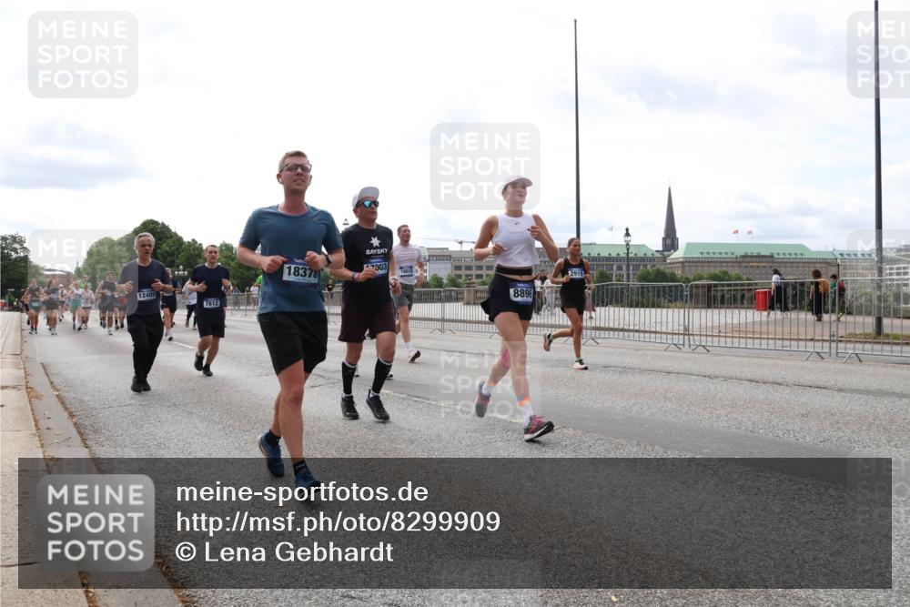 29.06.2025 - hella hamburg halbmarathon Lena Gebhardt http://msf.ph/oto/8299909 29.06.2025 10:21:47 Lombardsbrücke 12402, 7612, 18378, 7903, 10019, 8896, 1072, 1158, 1191, 1250, 1294, 1401, 1668, 1958, 1963, 2172, 2271, 2315, 2353, 2529, 2635, 2744, 2815, 3122, 3606, 3768, 3770, 3817, 3825, 3826, 3995, 4046, 4289, 4375, 4376, 4697, 4786, 5122, 5373, 5395, 5412, 5493, 5641, 5759, 5957, 6086, 6103, 6475, 6676, 6805, 6844, 6881, 7075, 7162, 7375, 7522, 7553, 7612, 7672, 7781, 8095, 8286, 8431, 8715, 8860, 8896, 8959, 9002, 9062, 9100, 9369, 9483, 9499, 9532, 9624, 10374, 10874 meine-sportfotos.de