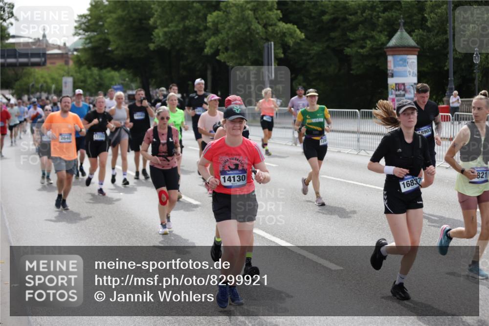 29.06.2025 - hella hamburg halbmarathon Jannik Wohlers http://msf.ph/oto/8299921 29.06.2025 10:37:06 Lombardsbrücke 1276, 1337, 1819, 2016, 2199, 2486, 2640, 3633, 4097, 5146, 5171, 5186, 5560, 5790, 5940, 6821, 6955, 7085, 7124, 7235, 7544, 7777, 7823, 8811, 8843, 9524, 10476, 10506, 10798, 10919, 11183, 11801, 11888, 12123, 12472, 12762, 12824, 12935, 13077, 14130, 14282, 14657, 15084, 16032, 16303, 16582, 16680, 16706, 16831, 16837, 17305, 17307, 17355, 17965, 18710, 18903 meine-sportfotos.de