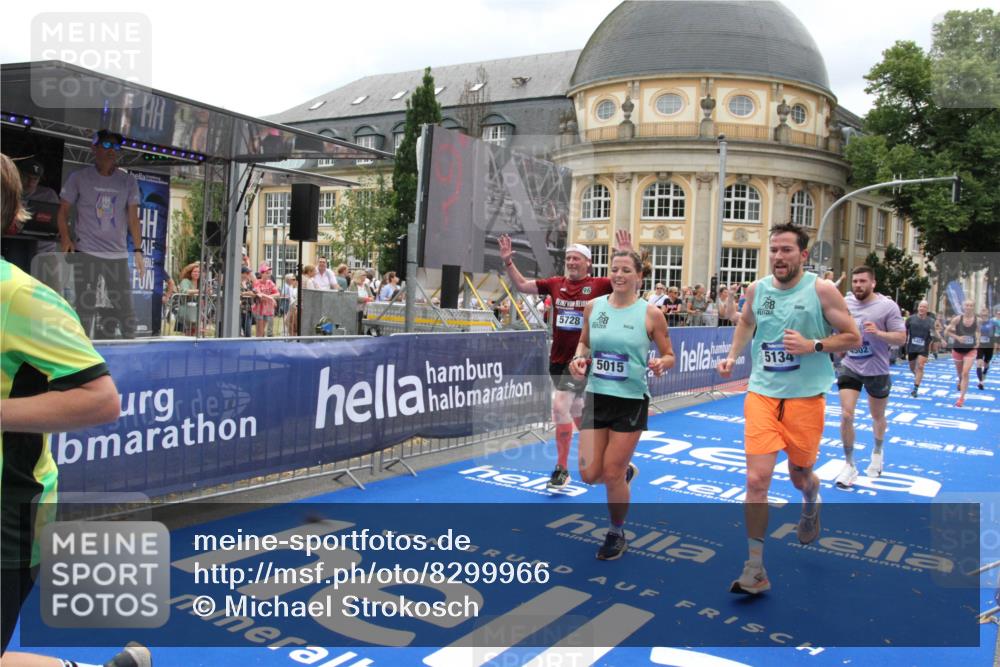 29.06.2025 - hella hamburg halbmarathon Michael Strokosch http://msf.ph/oto/8299966 29.06.2025 10:57:37 Ziel 1239, 2236, 2652, 4502, 5015, 5134, 5457, 5458, 5728, 12144, 13245, 14571, 14951, 15220, 17769, 17814 meine-sportfotos.de
