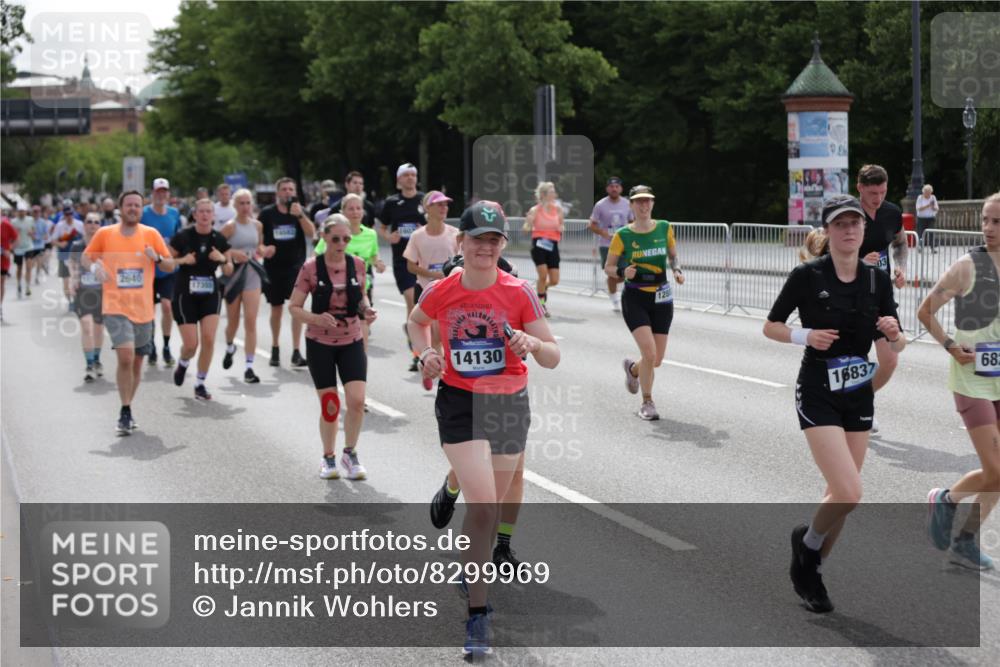 29.06.2025 - hella hamburg halbmarathon Jannik Wohlers http://msf.ph/oto/8299969 29.06.2025 10:37:06 Lombardsbrücke 1276, 1337, 1819, 2016, 2199, 2486, 2640, 3633, 4097, 5146, 5171, 5186, 5560, 5790, 5940, 6821, 6955, 7085, 7124, 7235, 7544, 7777, 7823, 8811, 8843, 9524, 10476, 10506, 10798, 10919, 11183, 11801, 11888, 12123, 12472, 12762, 12824, 12935, 13077, 14130, 14282, 14657, 15084, 16032, 16303, 16582, 16680, 16706, 16831, 16837, 17305, 17307, 17355, 17965, 18710, 18903 meine-sportfotos.de