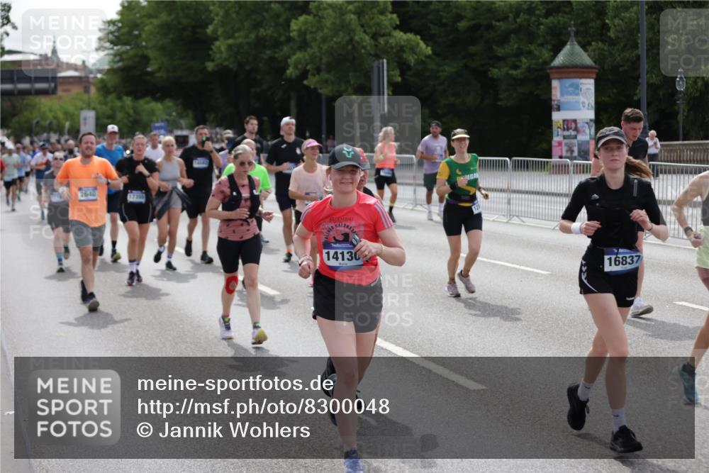 29.06.2025 - hella hamburg halbmarathon Jannik Wohlers http://msf.ph/oto/8300048 29.06.2025 10:37:06 Lombardsbrücke 1276, 1337, 1819, 2016, 2199, 2486, 2640, 3633, 4097, 5146, 5171, 5186, 5560, 5790, 5940, 6821, 6955, 7085, 7124, 7235, 7544, 7777, 7823, 8811, 8843, 9524, 10476, 10506, 10798, 10919, 11183, 11801, 11888, 12123, 12472, 12762, 12824, 12935, 13077, 14130, 14282, 14657, 15084, 16032, 16303, 16582, 16680, 16706, 16831, 16837, 17305, 17307, 17355, 17965, 18710, 18903 meine-sportfotos.de