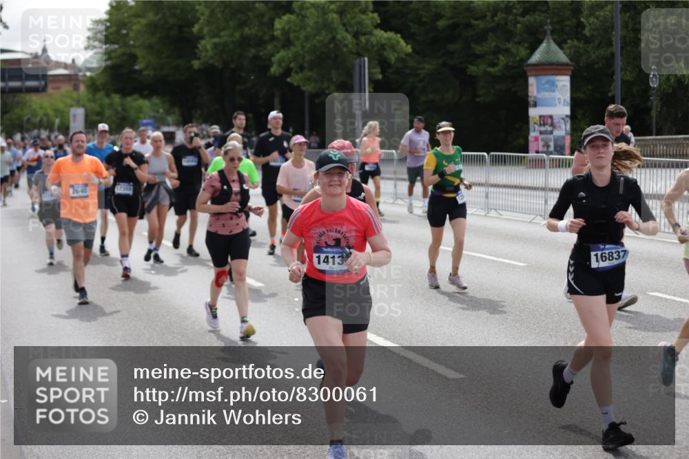 29.06.2025 - hella hamburg halbmarathon Jannik Wohlers http://msf.ph/oto/8300061 29.06.2025 10:37:06 Lombardsbrücke 1276, 1337, 1819, 2016, 2199, 2486, 2640, 3633, 4097, 5146, 5171, 5186, 5560, 5790, 5940, 6821, 6955, 7085, 7124, 7235, 7544, 7777, 7823, 8811, 8843, 9524, 10476, 10506, 10798, 10919, 11183, 11801, 11888, 12123, 12472, 12762, 12824, 12935, 13077, 14130, 14282, 14657, 15084, 16032, 16303, 16582, 16680, 16706, 16831, 16837, 17305, 17307, 17355, 17965, 18710, 18903 meine-sportfotos.de