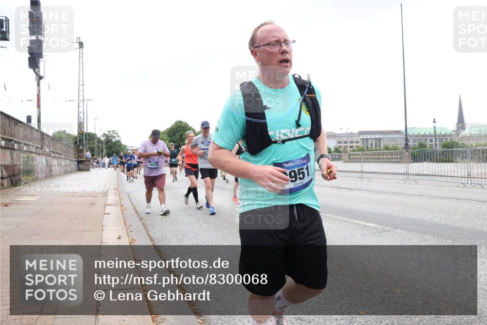 29.06.2025 - hella hamburg halbmarathon Lena Gebhardt http://msf.ph/oto/8300068 29.06.2025 10:46:52 Lombardsbrücke 1073, 1185, 1286, 1363, 1371, 1375, 1593, 1607, 1608, 1720, 1837, 1961, 1999, 2162, 2211, 2320, 2327, 2555, 2556, 2665, 2697, 2981, 3277, 3406, 3407, 3469, 3734, 3823, 4202, 4239, 4296, 4342, 4355, 4448, 4483, 4604, 5111, 5114, 5700, 5796, 5953, 6124, 6161, 6485, 6496, 6740, 7073, 7303, 7412, 7767, 7827, 8477, 8486, 8551, 8553, 8684, 8706, 8967, 9691, 10230, 13969, 14261, 15852, 16882, 16987 meine-sportfotos.de