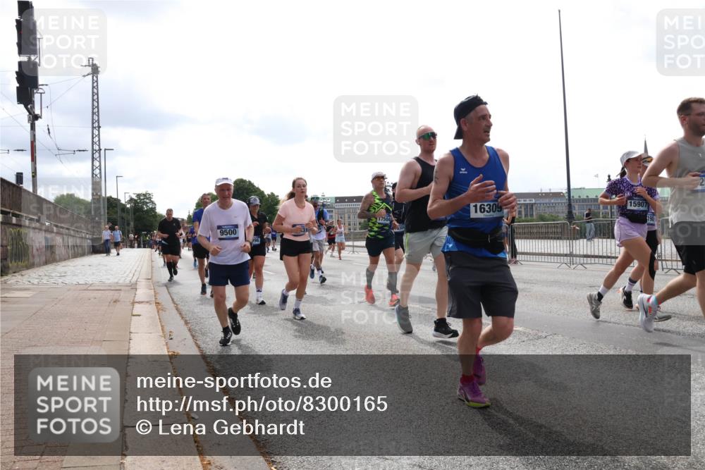 29.06.2025 - hella hamburg halbmarathon Lena Gebhardt http://msf.ph/oto/8300165 29.06.2025 10:37:02 Lombardsbrücke 17504, 9500, 16309, 15907, 1022, 1118, 1253, 1276, 1339, 1488, 1490, 1597, 1948, 1952, 1954, 2031, 2072, 2104, 2272, 2480, 2552, 2588, 3127, 3165, 3714, 3873, 3895, 4084, 4097, 4347, 4618, 4733, 4762, 4996, 5146, 5224, 5538, 5560, 5640, 5786, 5789, 5940, 6156, 6172, 6359, 6584, 6804, 7202, 7707, 7773, 8007, 8257, 8258, 8315, 8499, 8758, 8811, 8936, 8937, 9054, 9055, 9295, 9500, 9694, 13265, 15077, 17156, 17807, 18152, 18488 meine-sportfotos.de