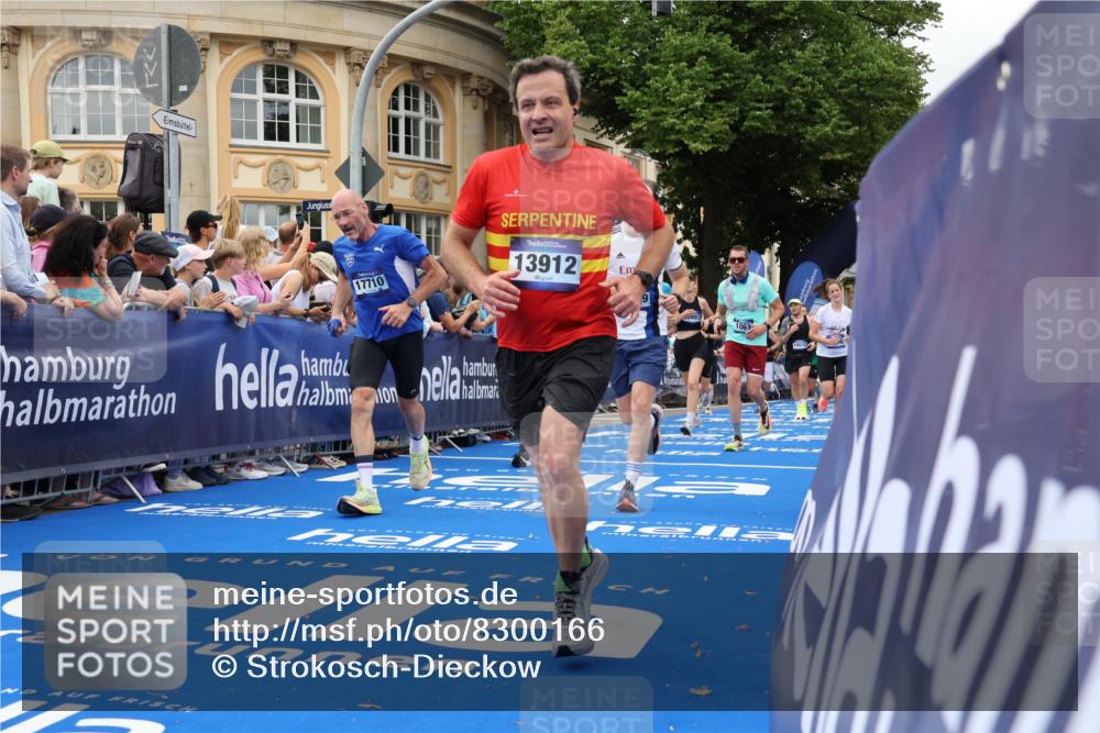 29.06.2025 - hella hamburg halbmarathon Strokosch-Dieckow http://msf.ph/oto/8300166 29.06.2025 10:53:30 Ziel 1030, 1061, 1098, 1499, 1502, 1783, 2070, 2630, 3399, 3819, 5866, 6198, 6628, 6629, 6762, 6942, 10549, 11068, 12632, 12909, 13912, 13997, 15113, 15497, 15856, 17710, 18450, 18612, 18666, 18715 meine-sportfotos.de