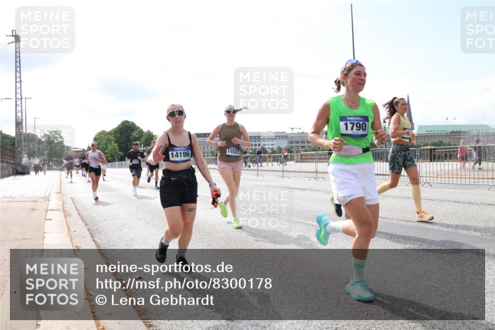 29.06.2025 - hella hamburg halbmarathon Lena Gebhardt http://msf.ph/oto/8300178 29.06.2025 10:12:09 Lombardsbrücke 1062, 1328, 1790, 1850, 1992, 2661, 3363, 3746, 4227, 4499, 5176, 5379, 5605, 6822, 6871, 6966, 7474, 7571, 9191, 9253, 9405, 9428, 9705, 10042, 10409, 10428, 10685, 11507, 11509, 11525, 11537, 11581, 11917, 12473, 13171, 13177, 13542, 13958, 14060, 14196, 14313, 14384, 14863, 14868, 15137, 15945, 16379, 16976, 17638, 17774, 18261, 18395, 18429, 18655 meine-sportfotos.de