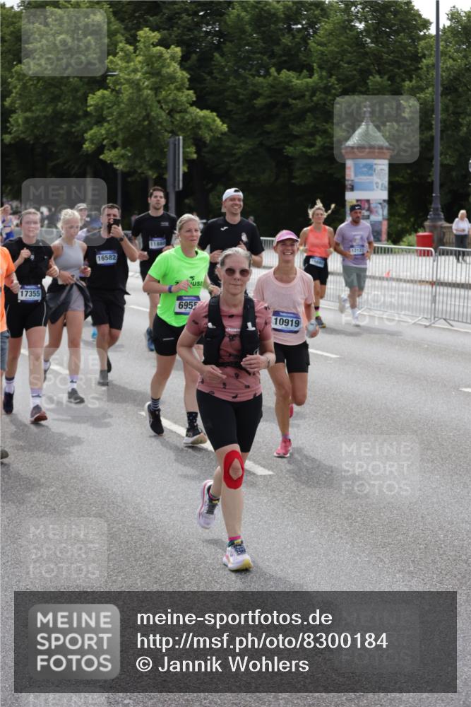 29.06.2025 - hella hamburg halbmarathon Jannik Wohlers http://msf.ph/oto/8300184 29.06.2025 10:37:08 Lombardsbrücke 1337, 1819, 2016, 2199, 2486, 2640, 3633, 5171, 5186, 5790, 5875, 6243, 6821, 6955, 7085, 7124, 7235, 7544, 7777, 7823, 8843, 9524, 10476, 10506, 10798, 10919, 11183, 11801, 11888, 12123, 12254, 12472, 12762, 12824, 12935, 13077, 14130, 14282, 14657, 15084, 16032, 16303, 16582, 16680, 16706, 16837, 17305, 17307, 17355, 17798, 17965, 18903 meine-sportfotos.de