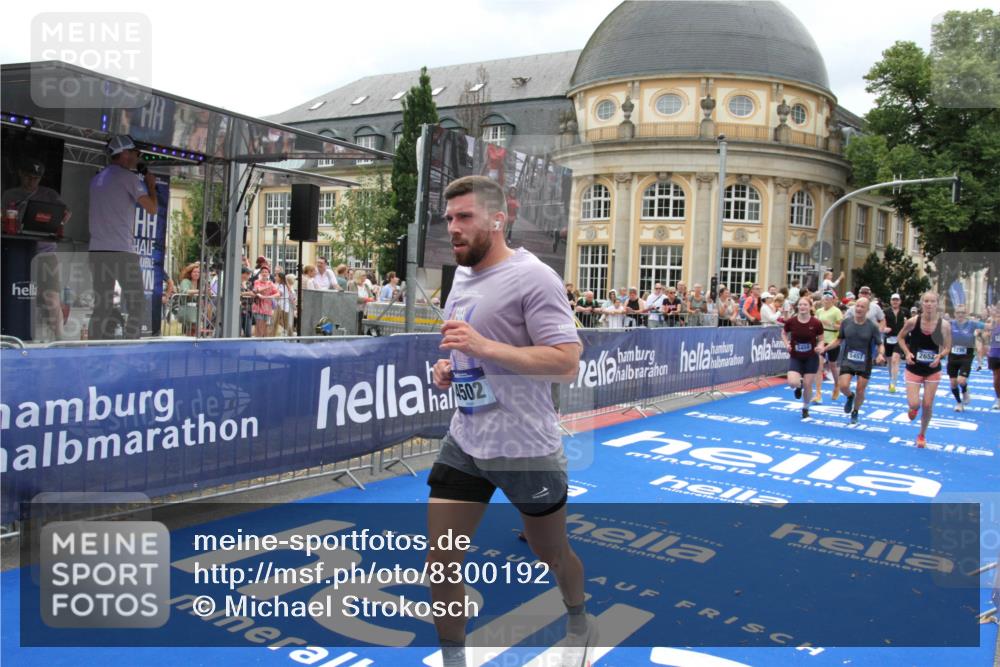 29.06.2025 - hella hamburg halbmarathon Michael Strokosch http://msf.ph/oto/8300192 29.06.2025 10:57:39 Ziel 1239, 2236, 2606, 2652, 4502, 5015, 5134, 5457, 5458, 5728, 13245, 14571, 14951, 15217, 15220, 17769, 17814, 18388 meine-sportfotos.de