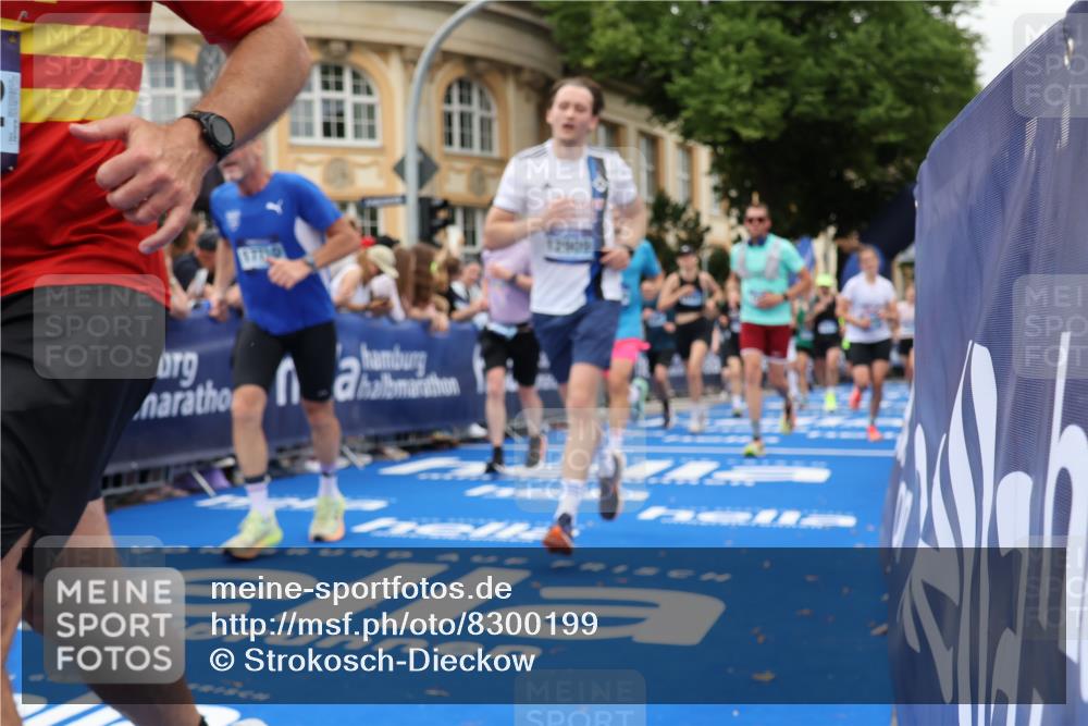 29.06.2025 - hella hamburg halbmarathon Strokosch-Dieckow http://msf.ph/oto/8300199 29.06.2025 10:53:31 Ziel 1030, 1061, 1098, 1499, 1502, 1783, 2070, 2630, 3399, 3819, 5866, 6198, 6628, 6629, 6762, 10549, 11068, 12632, 12909, 13865, 13912, 13997, 15061, 15113, 15497, 15856, 17710, 18450, 18612, 18666, 18715 meine-sportfotos.de
