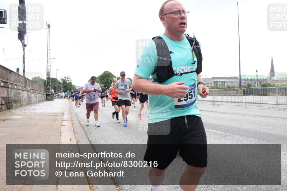 29.06.2025 - hella hamburg halbmarathon Lena Gebhardt http://msf.ph/oto/8300216 29.06.2025 10:46:52 Lombardsbrücke 1073, 1185, 1286, 1363, 1371, 1375, 1593, 1607, 1608, 1720, 1837, 1961, 1999, 2162, 2211, 2320, 2327, 2555, 2556, 2665, 2697, 2981, 3277, 3406, 3407, 3469, 3734, 3823, 4202, 4239, 4296, 4342, 4355, 4448, 4483, 4604, 5111, 5114, 5700, 5796, 5953, 6124, 6161, 6485, 6496, 6740, 7073, 7303, 7412, 7767, 7827, 8477, 8486, 8551, 8553, 8684, 8706, 8967, 9691, 10230, 13969, 14261, 15852, 16882, 16987 meine-sportfotos.de