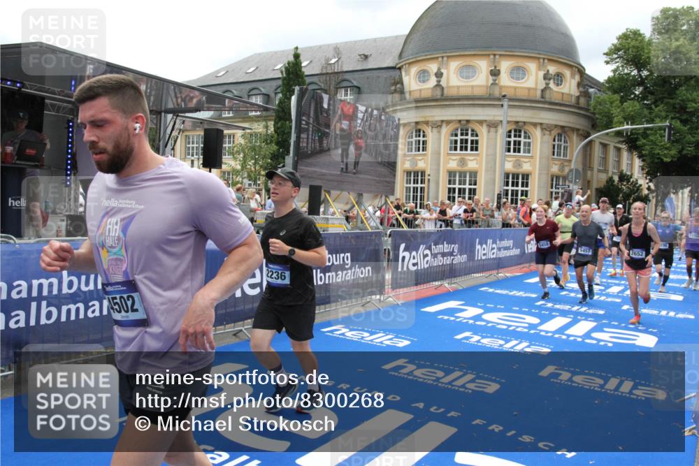 29.06.2025 - hella hamburg halbmarathon Michael Strokosch http://msf.ph/oto/8300268 29.06.2025 10:57:39 Ziel 1239, 2236, 2606, 2652, 4502, 5015, 5134, 5457, 5458, 5728, 13245, 14571, 14951, 15217, 15220, 17769, 17814, 18388 meine-sportfotos.de