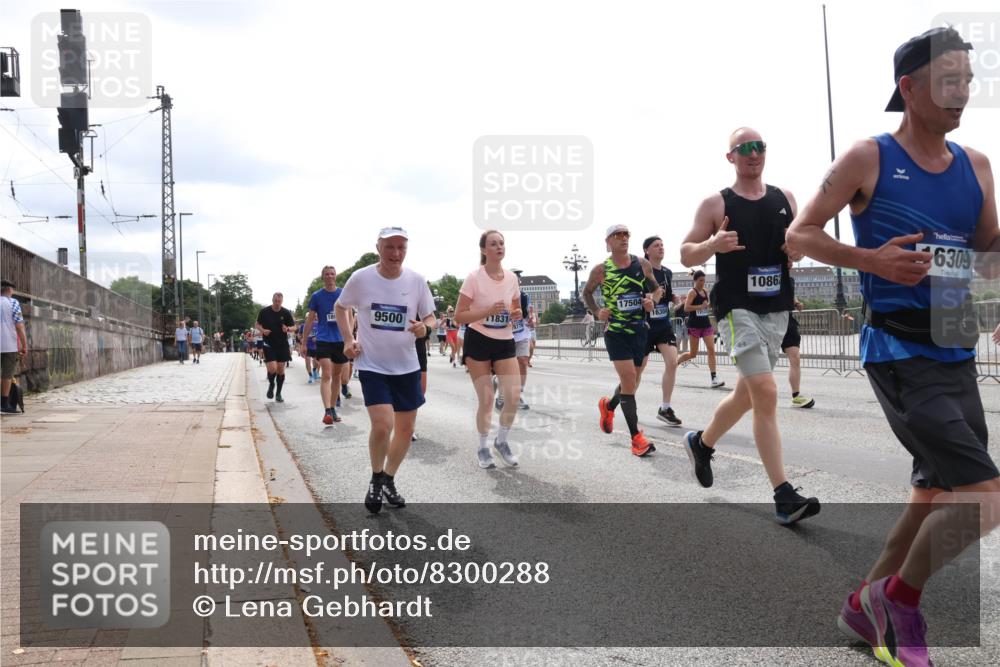 29.06.2025 - hella hamburg halbmarathon Lena Gebhardt http://msf.ph/oto/8300288 29.06.2025 10:37:02 Lombardsbrücke 9500, 17504, 1831, 16304, 1086, 6309, 1022, 1118, 1253, 1276, 1339, 1488, 1490, 1597, 1948, 1952, 1954, 2031, 2072, 2104, 2272, 2480, 2552, 2588, 3127, 3165, 3714, 3873, 3895, 4084, 4097, 4347, 4618, 4733, 4762, 4996, 5146, 5224, 5538, 5560, 5640, 5786, 5789, 5940, 6156, 6172, 6359, 6584, 6804, 7202, 7707, 7773, 8007, 8257, 8258, 8315, 8499, 8758, 8811, 8936, 8937, 9054, 9055, 9295, 9500, 9694, 13265, 15077, 17156, 17807, 18152, 18488 meine-sportfotos.de