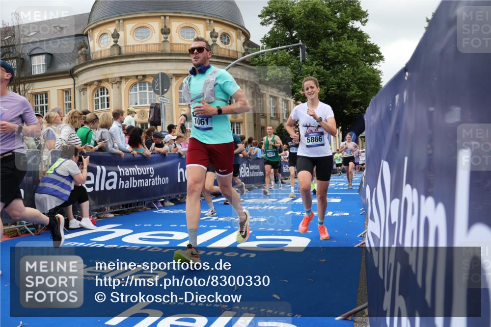 29.06.2025 - hella hamburg halbmarathon Strokosch-Dieckow http://msf.ph/oto/8300330 29.06.2025 10:53:33 Ziel 1030, 1061, 1098, 1499, 1502, 1783, 2058, 2070, 2630, 3399, 3819, 5399, 5866, 6628, 6762, 10549, 10895, 11068, 11588, 11589, 11604, 12632, 12909, 13865, 13912, 15061, 15113, 15441, 15497, 15856, 16092, 17710, 18143, 18450, 18612, 18666, 18715 meine-sportfotos.de