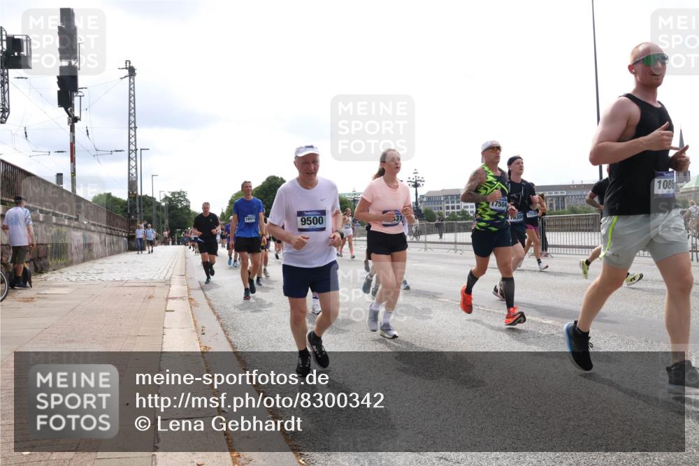 29.06.2025 - hella hamburg halbmarathon Lena Gebhardt http://msf.ph/oto/8300342 29.06.2025 10:37:02 Lombardsbrücke 18918, 9500, 17504, 0304, 12532, 1086, 1022, 1118, 1253, 1276, 1339, 1488, 1490, 1597, 1948, 1952, 1954, 2031, 2072, 2104, 2272, 2480, 2552, 2588, 3127, 3165, 3714, 3873, 3895, 4084, 4097, 4347, 4618, 4733, 4762, 4996, 5146, 5224, 5538, 5560, 5640, 5786, 5789, 5940, 6156, 6172, 6359, 6584, 6804, 7202, 7707, 7773, 8007, 8257, 8258, 8315, 8499, 8758, 8811, 8936, 8937, 9054, 9055, 9295, 9500, 9694, 13265, 15077, 17156, 17807, 18152, 18488 meine-sportfotos.de