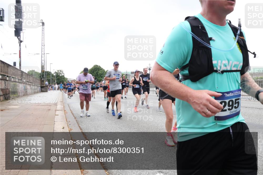 29.06.2025 - hella hamburg halbmarathon Lena Gebhardt http://msf.ph/oto/8300351 29.06.2025 10:46:53 Lombardsbrücke 1073, 1185, 1286, 1363, 1371, 1375, 1593, 1607, 1608, 1720, 1837, 1961, 1999, 2162, 2211, 2320, 2327, 2537, 2555, 2556, 2665, 2697, 2981, 3277, 3406, 3407, 3469, 3734, 3823, 4202, 4239, 4296, 4342, 4355, 4448, 4483, 4604, 5111, 5114, 5700, 5796, 5953, 6124, 6161, 6485, 6496, 6740, 7073, 7303, 7412, 7767, 7827, 8477, 8486, 8551, 8553, 8684, 8706, 8967, 9691, 10230, 13969, 14261, 15852, 16882, 16987 meine-sportfotos.de