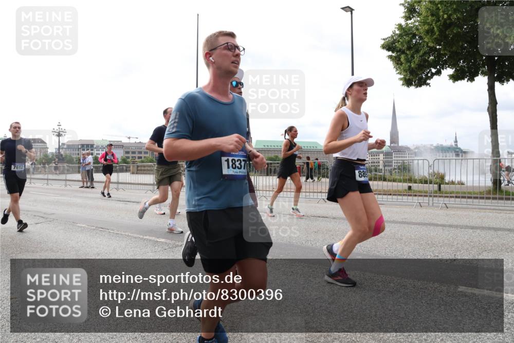 29.06.2025 - hella hamburg halbmarathon Lena Gebhardt http://msf.ph/oto/8300396 29.06.2025 10:21:48 Lombardsbrücke 7612, 1837, 889, 1072, 1158, 1191, 1250, 1294, 1401, 1668, 1958, 1963, 2172, 2271, 2315, 2353, 2529, 2635, 2744, 2815, 3122, 3606, 3768, 3770, 3817, 3825, 3826, 3995, 4046, 4289, 4375, 4376, 4697, 4786, 5122, 5373, 5395, 5412, 5493, 5641, 5759, 5957, 6086, 6103, 6475, 6676, 6805, 6844, 6881, 7075, 7162, 7375, 7522, 7553, 7612, 7672, 7781, 8095, 8286, 8431, 8715, 8860, 8896, 8959, 9002, 9062, 9100, 9369, 9483, 9499, 9532, 9624, 10374, 10874 meine-sportfotos.de