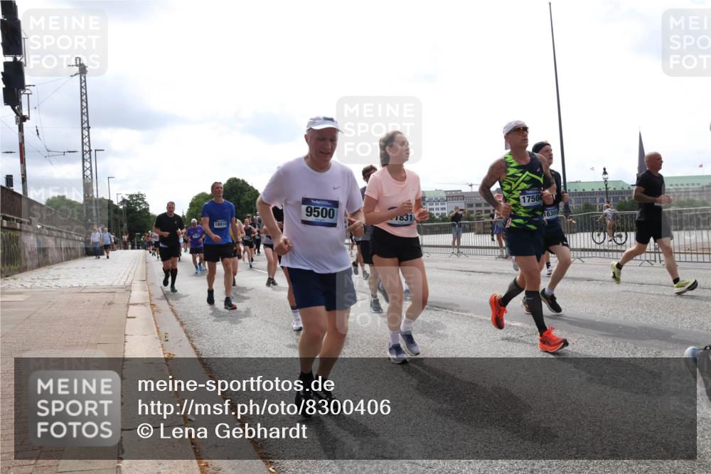 29.06.2025 - hella hamburg halbmarathon Lena Gebhardt http://msf.ph/oto/8300406 29.06.2025 10:37:03 Lombardsbrücke 18918, 17504, 9500, 1831, 16304, 1022, 1118, 1253, 1276, 1339, 1488, 1490, 1597, 1819, 1948, 1952, 1954, 2016, 2031, 2072, 2104, 2272, 2480, 2552, 2588, 3127, 3165, 3714, 3873, 3895, 4084, 4097, 4347, 4618, 4733, 4762, 4996, 5146, 5224, 5538, 5560, 5640, 5786, 5789, 5940, 6156, 6172, 6359, 6584, 6804, 7202, 7707, 7773, 8007, 8257, 8258, 8315, 8499, 8758, 8811, 8936, 8937, 9054, 9055, 9295, 9500, 9694, 13265, 15077, 17156, 18152, 18488 meine-sportfotos.de