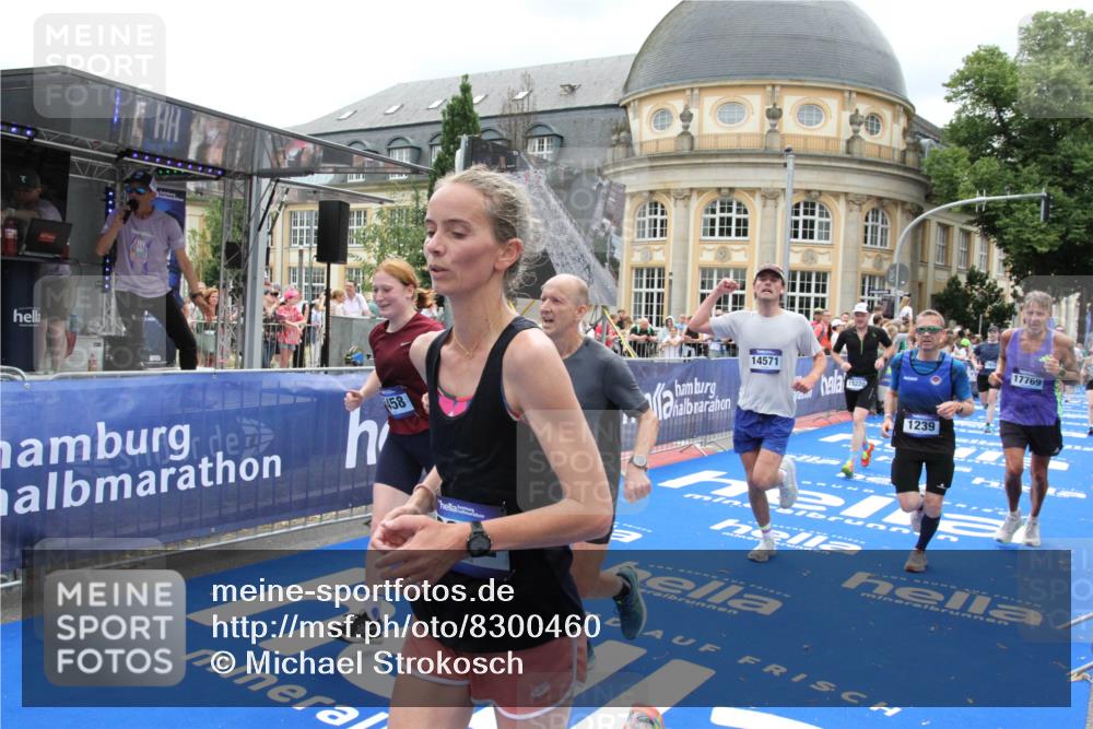 29.06.2025 - hella hamburg halbmarathon Michael Strokosch http://msf.ph/oto/8300460 29.06.2025 10:57:41 Ziel 1239, 1715, 2236, 2606, 2652, 4502, 5457, 5458, 12774, 13523, 14571, 14951, 15217, 15220, 17769, 17814, 18388, 18985 meine-sportfotos.de