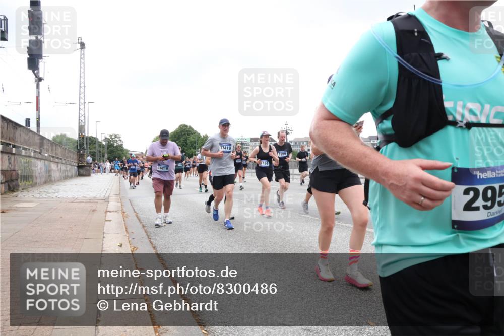 29.06.2025 - hella hamburg halbmarathon Lena Gebhardt http://msf.ph/oto/8300486 29.06.2025 10:46:53 Lombardsbrücke 1073, 1185, 1286, 1363, 1371, 1375, 1593, 1607, 1608, 1720, 1837, 1961, 1999, 2162, 2211, 2320, 2327, 2537, 2555, 2556, 2665, 2697, 2981, 3277, 3406, 3407, 3469, 3734, 3823, 4202, 4239, 4296, 4342, 4355, 4448, 4483, 4604, 5111, 5114, 5700, 5796, 5953, 6124, 6161, 6485, 6496, 6740, 7073, 7303, 7412, 7767, 7827, 8477, 8486, 8551, 8553, 8684, 8706, 8967, 9691, 10230, 13969, 14261, 15852, 16882, 16987 meine-sportfotos.de