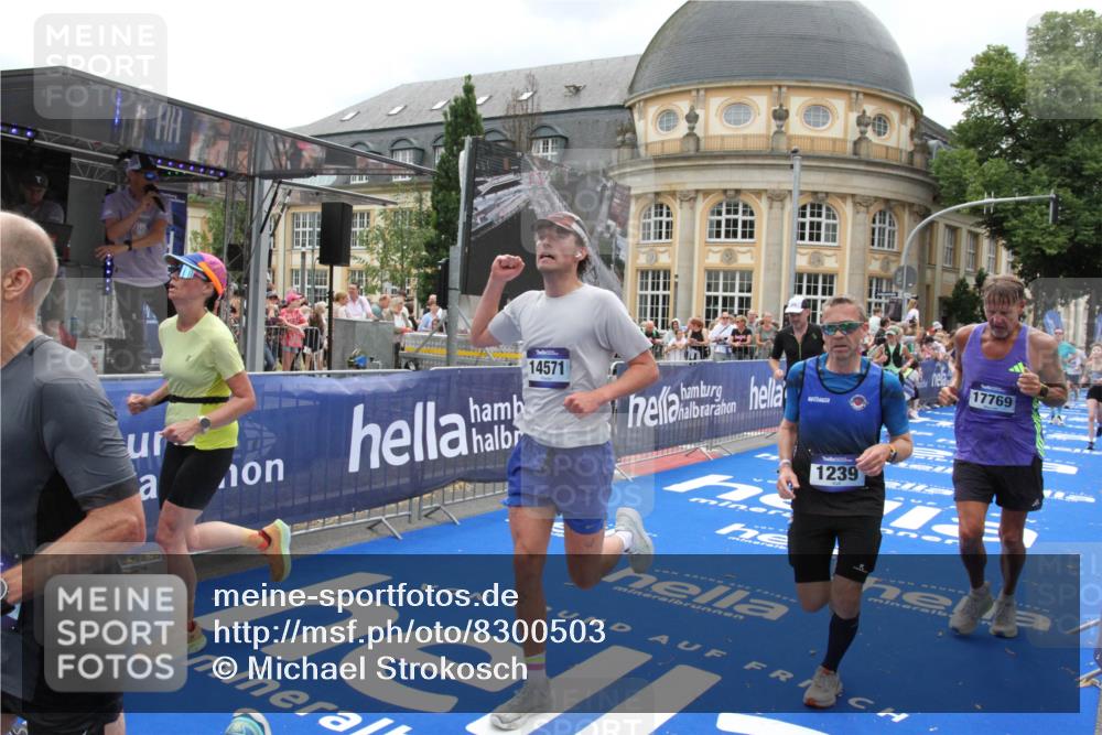 29.06.2025 - hella hamburg halbmarathon Michael Strokosch http://msf.ph/oto/8300503 29.06.2025 10:57:42 Ziel 1239, 1715, 1719, 2606, 2652, 5457, 5458, 10133, 12774, 13523, 14571, 14951, 15217, 15220, 17455, 17769, 17814, 18388, 18985 meine-sportfotos.de